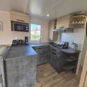 Geladeira, micro-ondas, cooktop, lava-louças