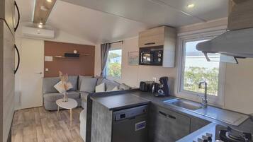 Geladeira, micro-ondas, cooktop, lava-louças