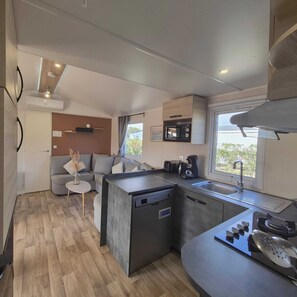 Geladeira, micro-ondas, cooktop, lava-louças