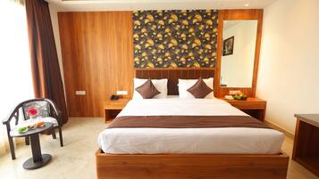 Deluxe Room | Iron/ironing board, free WiFi