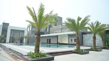 Vista frontal de la propiedad