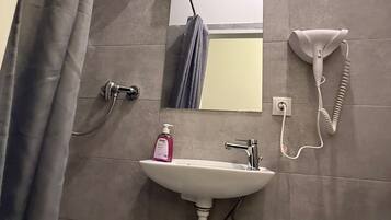 Basic-Apartment | Badezimmer | Dusche, kostenlose Toilettenartikel, Haartrockner, Handtücher
