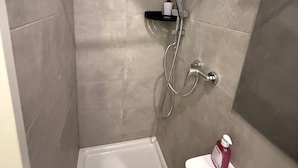 A modern bathroom with a shower, a sink, and a toilet. - Smart 1BR Apt Near Westbahnhof Station (Vienna)