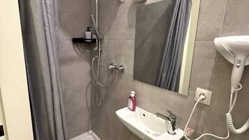 Basic-Apartment | Badezimmer | Dusche, kostenlose Toilettenartikel, Haartrockner, Handtücher