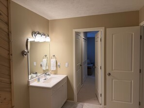 Douche, sèche-cheveux, serviettes fournies, savon