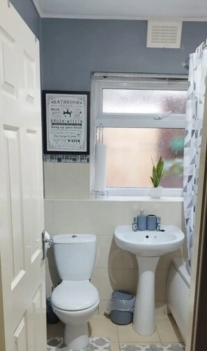 Hair dryer, towels, soap, toilet paper - Happyplace, home away from home (Liverpool)