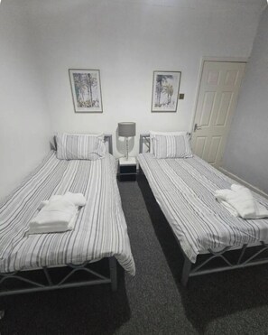 2 bedrooms, iron/ironing board, WiFi, bed sheets - Happyplace, home away from home (Liverpool)