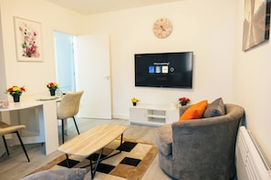 Books - Central Cardiff Cozy 2BR Near Stadium Shops Uni (Cardiff)