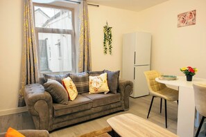 Appartement, 2 slaapkamers | Woonkamer | Boeken