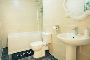 Apartment, 3 Bedrooms | Bathroom - Stylish Cardiff Flats Near Uni City Centre (Cardiff)