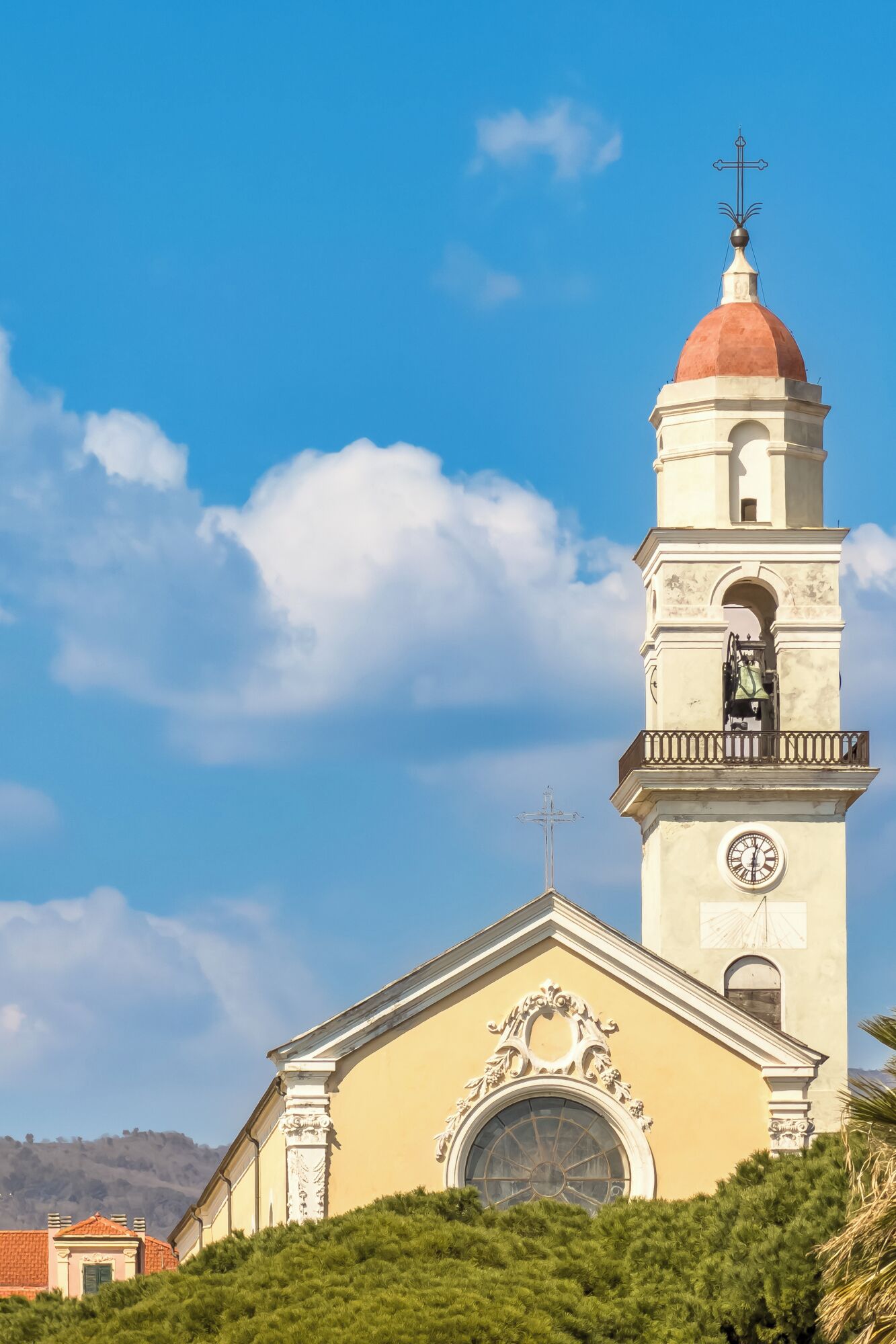 Eine Kirche mit einem Glockenturm, einer Uhr und einer Kuppel.