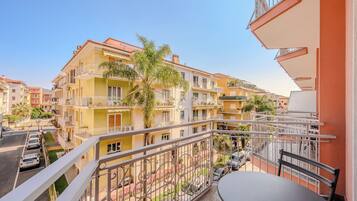 Doppelzimmer, Balkon | Minibar, Zimmersafe, kostenloses WLAN