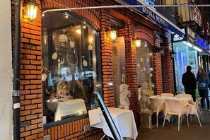 Outdoor dining - Moon Lotus Abode (New York)