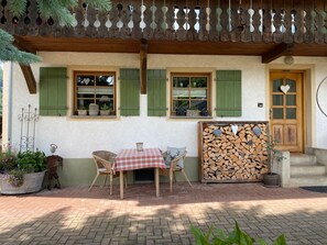Outdoor dining - Apartment 'Haus Dekostüble' with Mountain View, Private Terrace and Wi-Fi (Münstertal)