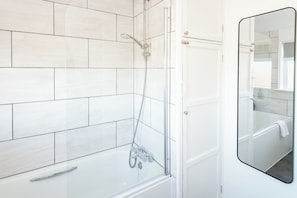 SĂšche-cheveux, serviettes fournies, savon, papier toilette