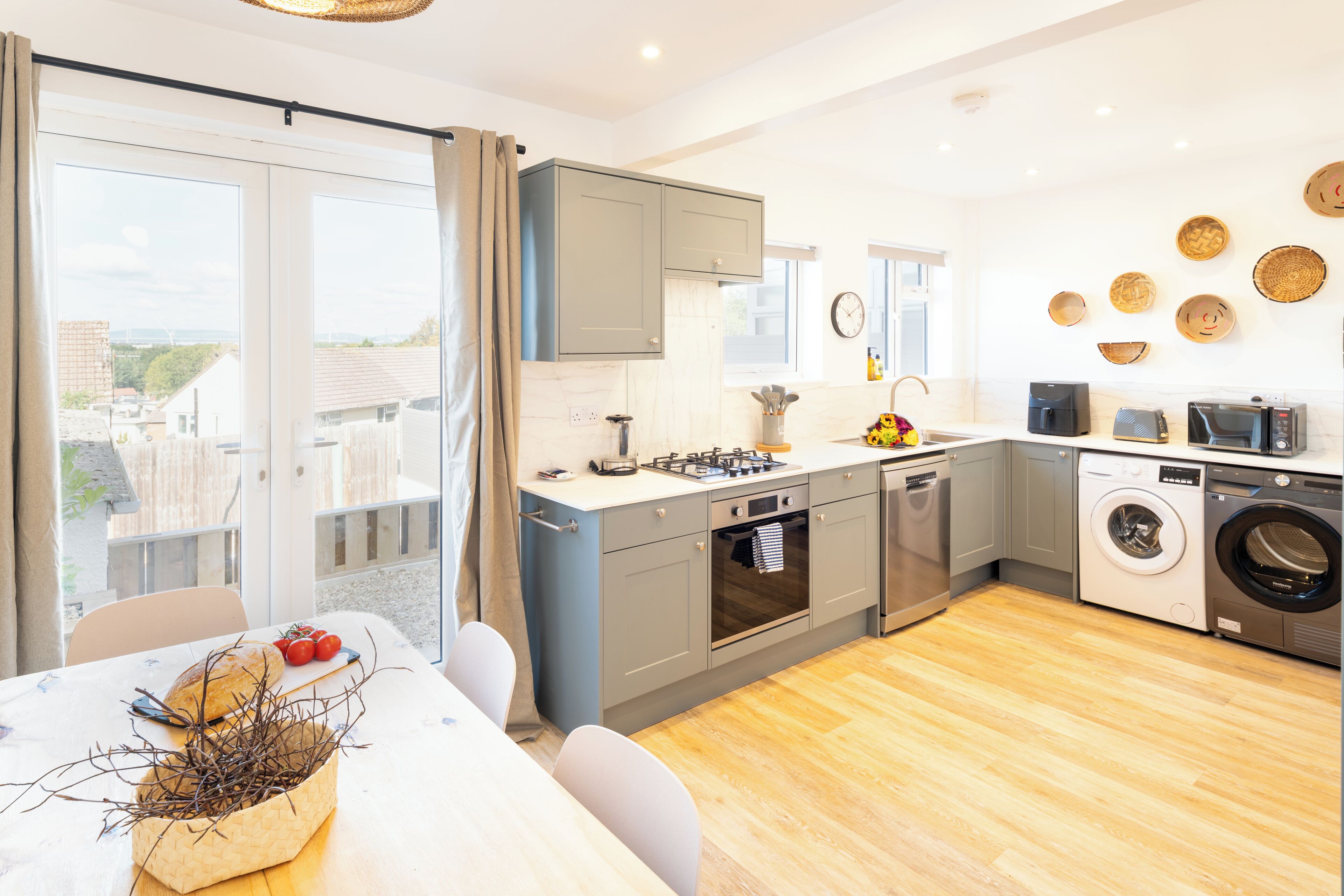 Four à micro-ondes, un four, surface de cuisson, lave-vaisselle