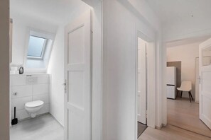 Douche, séchoir à cheveux, serviettes fournies