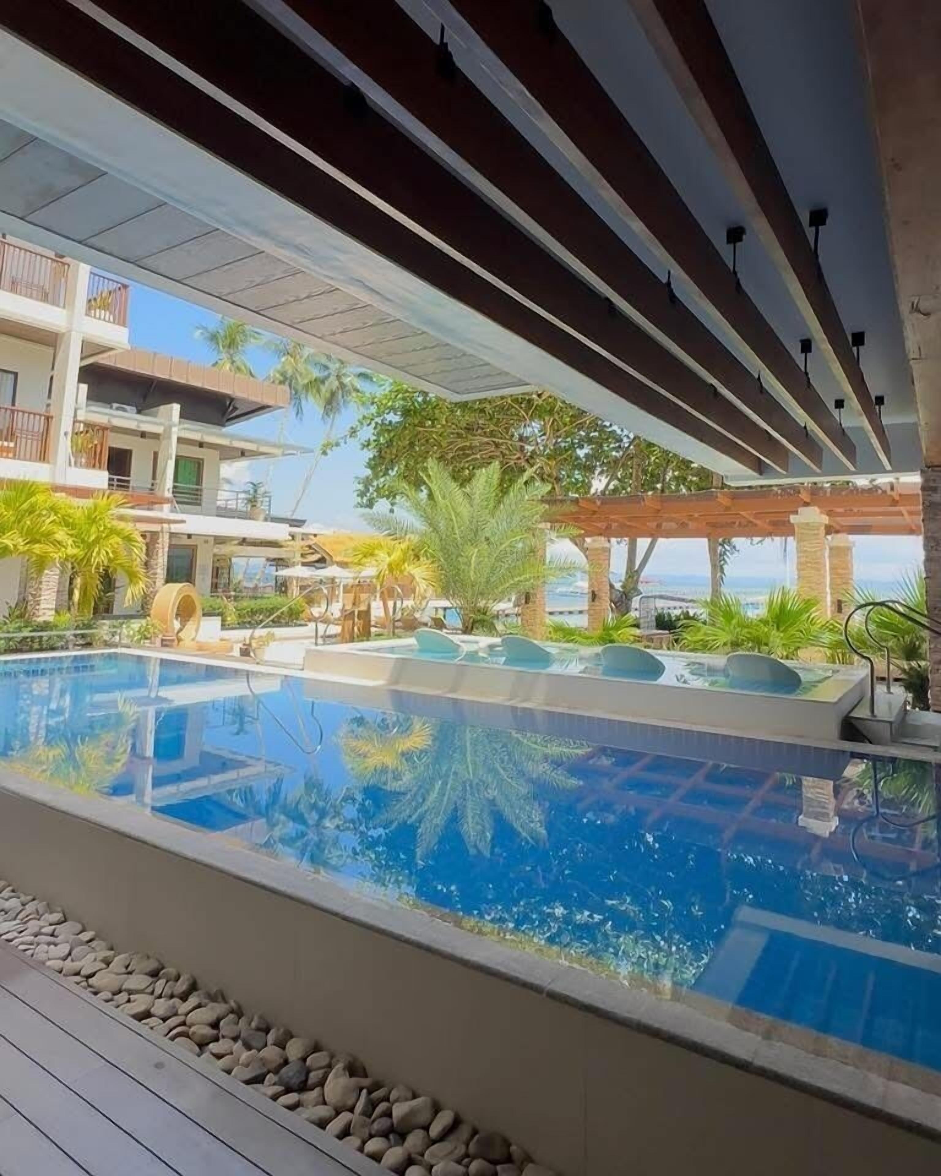 3 つの屋外プール、営業時間 8:00 ～ 20:00、プール パラソル、サンラウンジャー