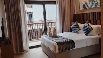 Superior Double Room, Balcony, Beach View | Peti besi dalam bilik, meja, langsir/tirai gelap terus, Wi-fi percuma