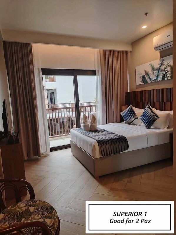 Quarto casal superior, sacada, vista para a praia | Cofres nos quartos, escrivaninha, cortinas blackout, Wi-Fi de cortesia
