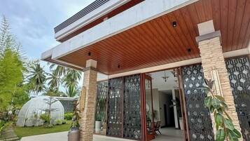 Vista frontal de la propiedad