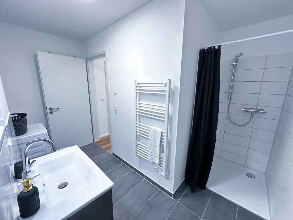 Kostenlose Toilettenartikel, Haartrockner, Handtücher, Toilettenpapier
