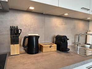 冷蔵庫、電子レンジ、オーブン、コンロ