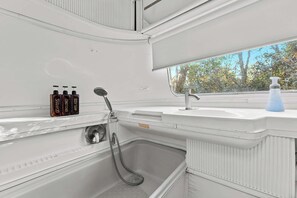 Dusj, hårføner og håndklær