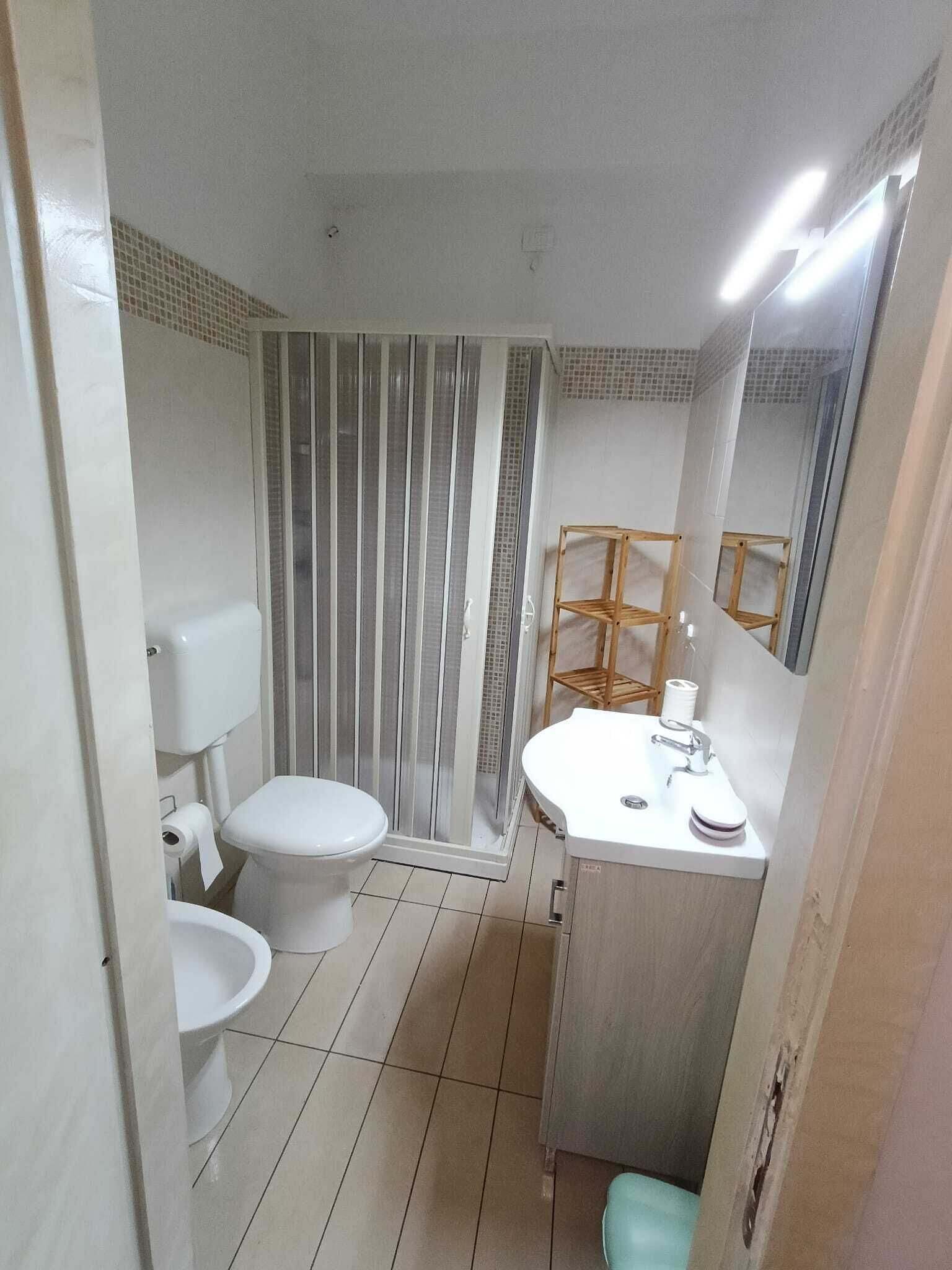 Douche, sèche-cheveux, bidet, serviettes fournies