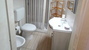 Dusj, hårføner, bidé og håndklær