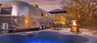 Running Buck Airstream 1 - Hot Tub & 5 Min to Main