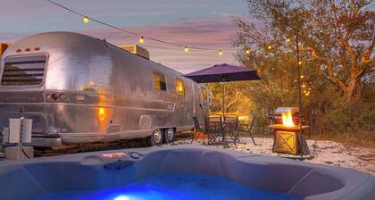 Running Buck Airstream 1 - Hot Tub & 5 Min to Main