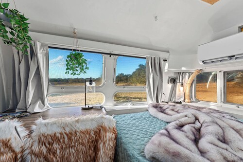 Running Buck Airstream 1 - Hot Tub & 5 Min to Main