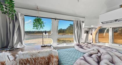 Running Buck Airstream 1 - Hot Tub & 5 Min to Main