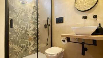 Ducha, artículos de tocador gratuitos, secador de pelo, toallas