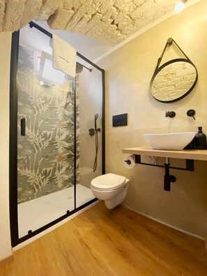 シャワー、バスアメニティ (無料)、ヘアドライヤー、タオル