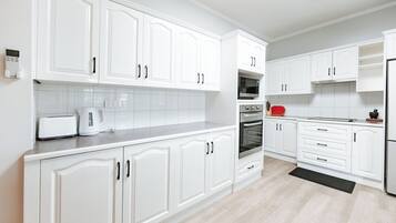 House, 3 Bedrooms, Non Smoking, Patio | Private kitchen