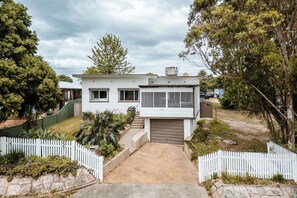 Vista frontal de la propiedad