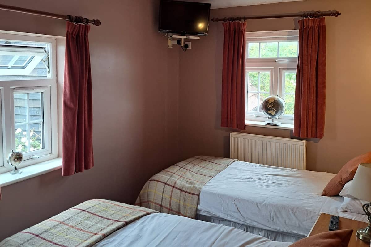 Twin Room, Garden View | Desk, laptop workspace, free WiFi