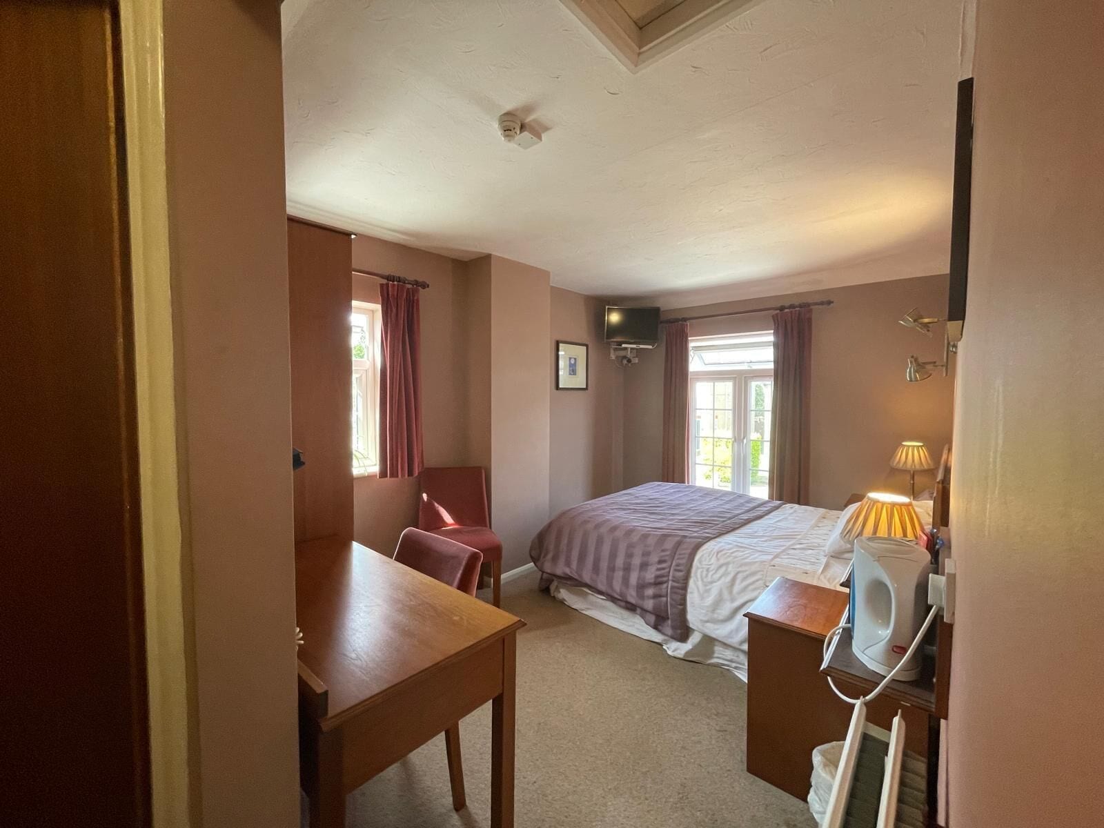 Desk, laptop workspace, free WiFi