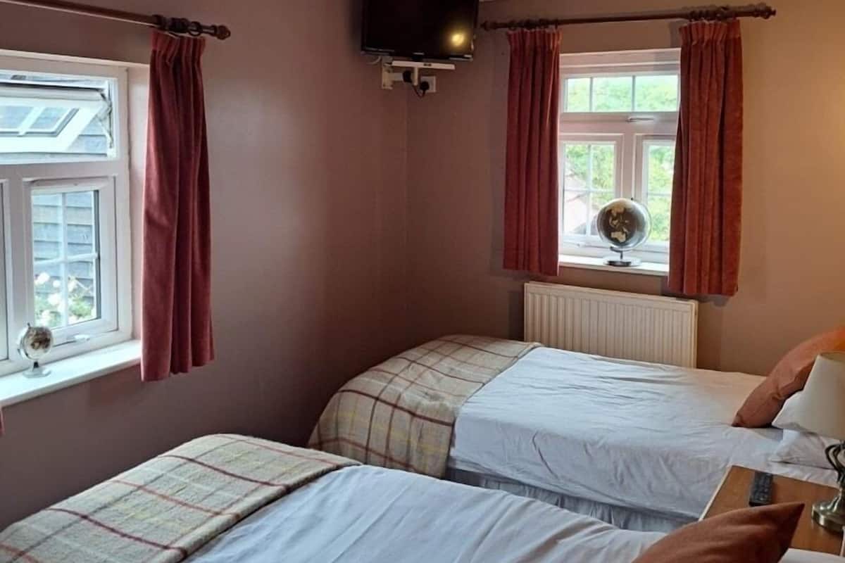 Twin Room, Garden View | Desk, laptop workspace, free WiFi