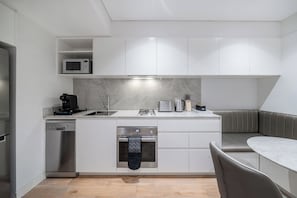 Kühlschrank, Mikrowelle, Ofen, Herdplatte