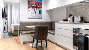 Coffee/tea maker, fridge, microwave, oven - Premium Paddington Stay, Designer Studio Near CBD (Paddington)