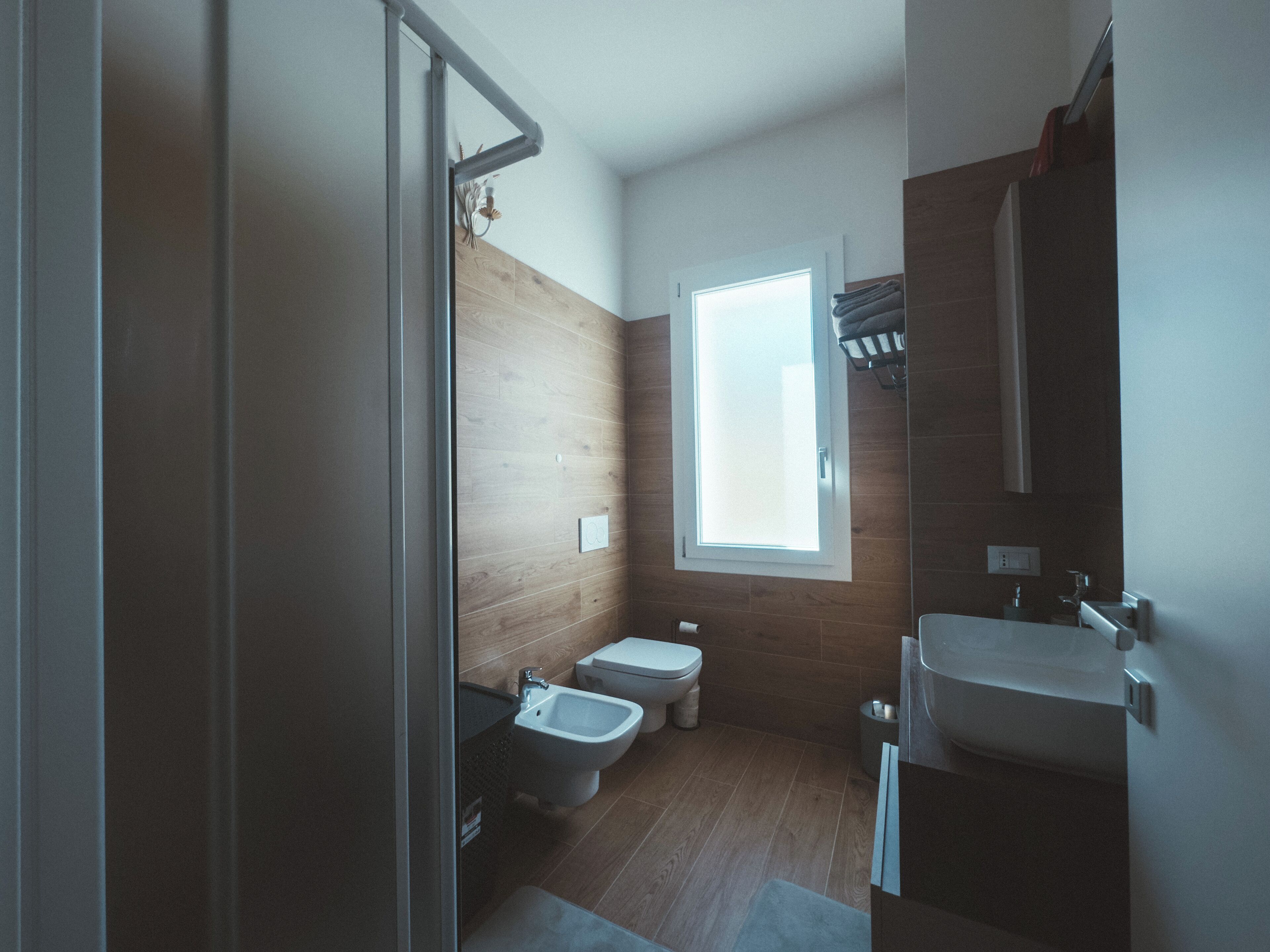 Séchoir à cheveux, pantoufles, serviettes fournies, savon