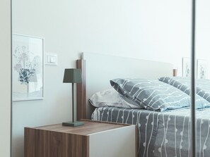 1 slaapkamer, een bureau, geluiddichte muren