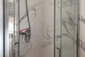 Douche, sèche-cheveux, serviettes fournies, savon