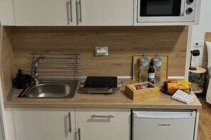 Réfrigérateur, micro-ondes, plaque de cuisson, cafetière/bouilloire