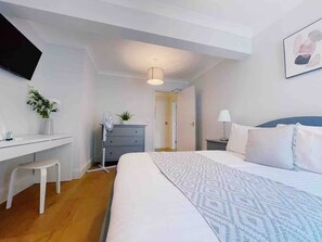 8 bedrooms, iron/ironing board, WiFi, bed sheets - Amber House - Stunning 8 Bedroom House (Gorleston-on-Sea)