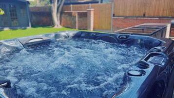 Banyera d'hidromassatge a l'aire lliure