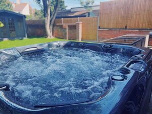 Outdoor spa tub - Amber House - Stunning 8 Bedroom House (Gorleston-on-Sea)